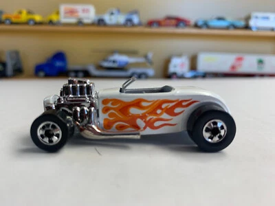 Ford Roadster Hot Wheels 1975 1:87 1932 blanco con llamas casi como nuevo envío gratuito Foto 1 de 4