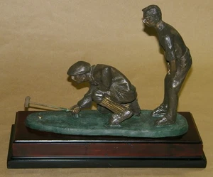 Golf Statue Two Men Lining Up A Put - Bild 1 von 11