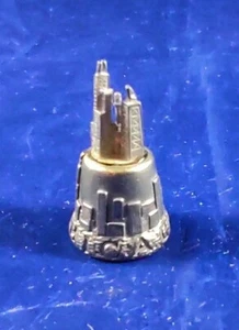 Thimble Vintage Pewter "CHICAGO" High Relief - Picture 1 of 4