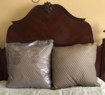 Dos almohadas cuadradas Croscill Euro Acolchadas Tánger Pearl Essence - 27"x27" Bronce Foto 1 de 4