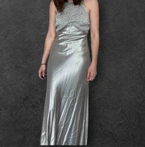 Vestido de graduación Blondie and Me de Linda Bernell talla S plateado metálico brillante formal - Imagen 1 de 12