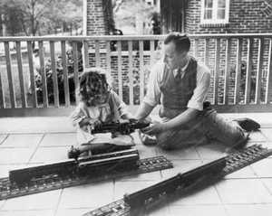 Daddy & Llittle Girl Play Electric Train 8x10 Reprint Of Old Photo - Bild 1 von 1