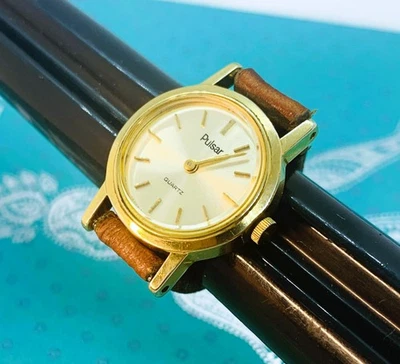 Anel de relógio Pulsar Y590 vintage tom dourado/personalizado pulseira de couro marrom tamanho 6.5 exclusivo - Imagem 1 de 4