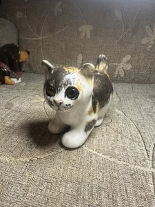 BEAUTIFUL SIGNED WINSTANLEY SIZE 1 UNIQUE CALICO CAT KITTEN CATHEDRAL GLASS EYES - Foto 1 di 3