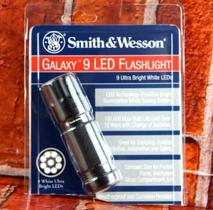 Smith & Wesson Galaxy 9 LED Kompakt Taschenlampe hellweiß SW090WT - Bild 1 von 8