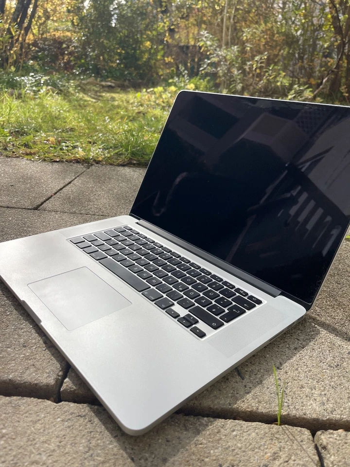 Apple MacBook Pro 15” (Mid 2015) | i7 2.5GHz | 16GB RAM | 512GB SSD | Radeon R9 - Bild 1 von 4