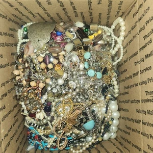 Lote de joyas de chatarra artesanal de 5+ libras de colección hasta ahora cosecha reutilizable salvamento  - Imagen 1 de 7