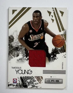 2009 Panini Rookies & Stars #75 Thaddeus Young Relic AR97 - Foto 1 di 2