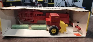 Ertl 1986 New Holland Square Baler #318 - Ertl 1/16 Scale In Original Packaging - Picture 1 of 9