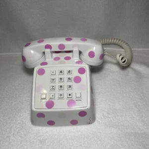 Pulsante a pois rosa MINIATURA telefono fisso funziona vintage ceramica fienile - Foto 1 di 10