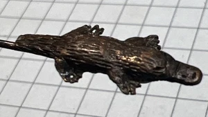 Pin de palo de ornitorrinco pequeño, tamaño de aproximadamente 1” - ¿parece ser de latón? - Imagen 1 de 7
