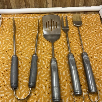 JENN-AIR 4 piezas JUEGO DE HERRAMIENTAS DE PARRILLA DE BARBACOA DE ACERO INOXIDABLE, ESPÁTULA, PINZAS, CEPILLO, TENEDOR-AA Foto 1 de 4