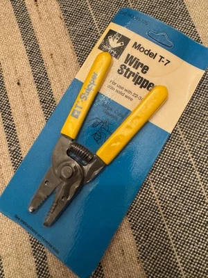 Pelacables Ideal T-Stripper, T-7, 22-30 AWG alambre sólido, 24-32 AWG  Foto 1 de 4