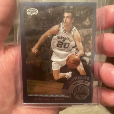 02-03 Manu Ginobili Topps Chrome (RC) #124  (SPANISH TEXT ON BACK)  - Image 1 of 2