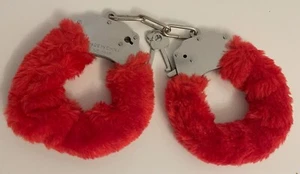 Plüschhandschellen mit Fellüberzug in rot, inklusive 2 Schlüssel - Bild 1 von 1