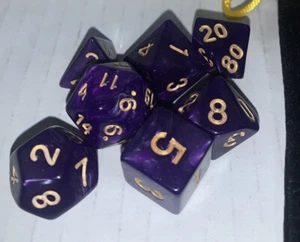 Nuevo Juego de Dados y Bolsa 7 Piezas Poliédricos Púrpura con Números Dorados - Imagen 1 de 4