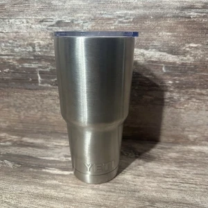 Yeti Rambler 30oz Stainless Steel Tumbler Travel Mug Cup w/Drink-Through Lid - Picture 1 of 8