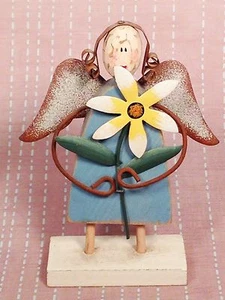 Figura de estatua de pelo y flor de alas de metal de ángel religioso angélico tallado en madera  - Imagen 1 de 5