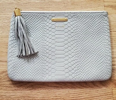 Bolso sin asas GiGi New York de cuero pitón en relieve todo en uno verde menta pálido Foto 1 de 4