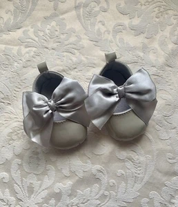 PERFECT PRINCESS Keks/Beige Patent Baby Mädchen spanische Schleife Schuhe/Kinderwagen Schuhe. - Bild 1 von 2