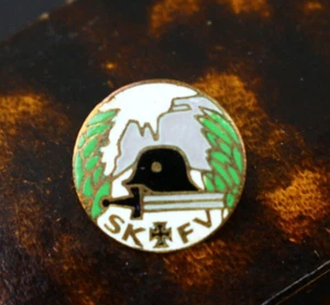 Insignia de miembro esmaltada escudo de armas de división?? Casco y espada Wehrmacht SKFV - Imagen 1 de 2