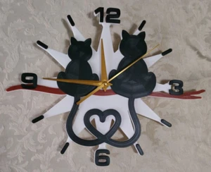 OROLOGIO PARETE TEMA GATTI INNAMORATI CON LA CODA INTRECCIATA, STAMPA 3D 26cm - Foto 1 di 5