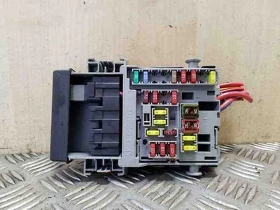 Scatola fusibili Opel Astra J GTC 13222786 1.4 benzina 74kw 2012 26145678 - Immagine 1 di 4