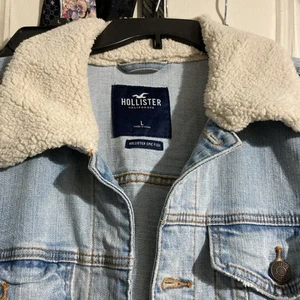 Chaqueta vaquera Hollister azul claro con cuello de piel sintética talla L abotonada - Imagen 1 de 5