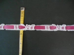 Encaje de 2 yardas con cinta rosa a través de ella, 1/2", NUEVO fuera del carrete - Imagen 1 de 2