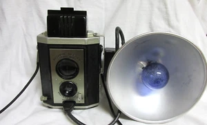 VINTAGE 1940er KODAK BROWNIE REFLEX SYNCHRO MODELL KAMERA mit BLITZ & GLÜHBIRNE - Bild 1 von 4