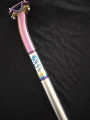 Tija de sillín de titanio anodizado de diseño personalizado 27,2 mm Foto 1 de 4