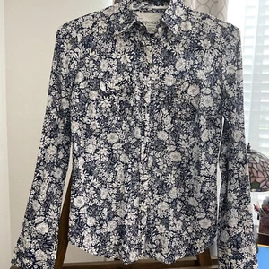 Aeropostale Blumenmuster Knopfleiste. Blau-Weiß Größe XS. Unbenutzt. - Bild 1 von 5