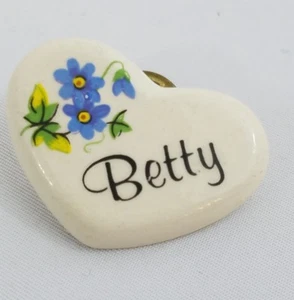 Pin Betty en forma de corazón con flores azules - Imagen 1 de 3