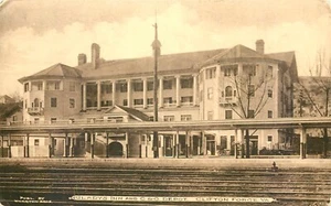 GLADYS INN & C & O RAILROAD DEPOT, CLIFTON FORGE, VA, VINTAGE POSTCARD (N545) - Picture 1 of 2