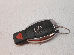 Llavero Mercedes w / Key OEM 204Y50800200 / FCCID: IYDC07 AA0729 - Imagen 1 de 4