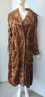 Casaco longo marrom de pele sintética vintage anos 60 e 70 com bolsos feminino médio - Imagem 1 de 4