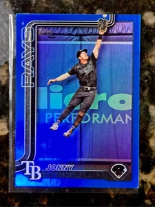 2025 Topps Serie 2 Jonny DeLuca Blue Holo Foil Parallel SP /150 #516 - Foto 1 di 2