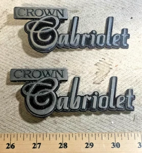 2 Vintage Car Emblems - Chrysler Imperial Crown Cabriolet (C) - Foto 1 di 3