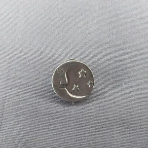 Cresent Mond Sterne silberfarbene Mütze Jacke Anstecknadel - Bild 1 von 2
