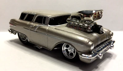 MUSCLE MACHINES 1956 PONTIAC SAFARI WAGON  1/64 56 STATION WAGON  - Image 1 of 4