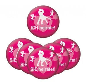 6 Ansteck Button Junggesellinenabschied ICH Heirate SIE Heiratet 5,6cm Anstecker - Bild 1 von 2