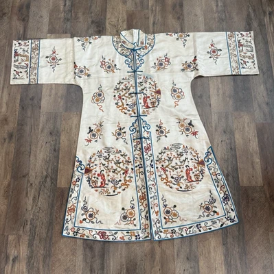 Шикарный винтажный бежевый белый китайский шелковый халат с цветочными круглыми - Изображение 1 из 4