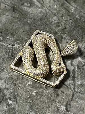 Colgante Superman de diamantes de corte redondo de 3,50 quilates enchapado en oro amarillo de 14 quilates Foto 1 de 3