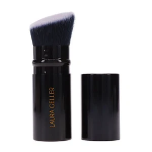 Cepillo retráctil para polvo de maquillaje de fibras sintéticas prácticas Kabuki Laura Geller - Imagen 1 de 8