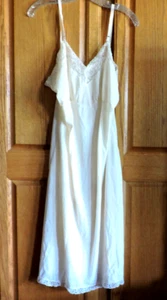Vintage Lucy Larcom Slip hellcreme-pfirsichfarben transparent Spitze Nylon volle Länge 40 - Bild 1 von 3