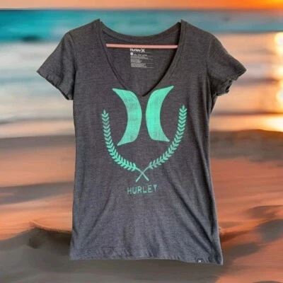 HURLEY Camiseta Gris Cuello en V Profundo Aqua Logo Laureles Guirnalda Para Mujer Talla Pequeña Foto 1 de 4