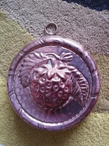 Copper Round Jelly Mold Wall Deco with 3D Strawberry depiction - Picture 1 of 2