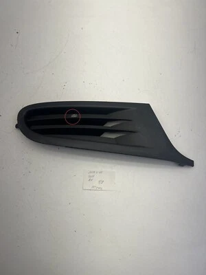 Cubierta de rejilla antiniebla derecha para parachoques Volkswagen Golf 2010-2014 OEM. Foto 1 de 4
