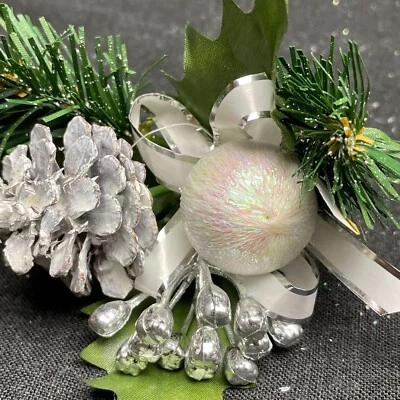 Racimos de cono de pino blanco/plateado, ciruela, bayas y hoja perenne usados en excelente estado S/2, 7 1/2" T x 4" W Foto 1 de 4