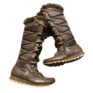 Nike Apres Skyhigh Lined Pom Pom Brown Winter Snow Boots Women's 6.5 333620-221 - Picture 1 of 8